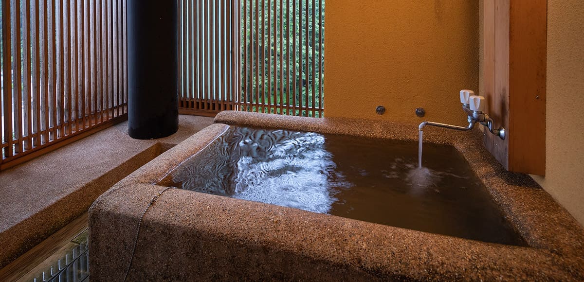 源泉かけ流し 石風呂付き客室